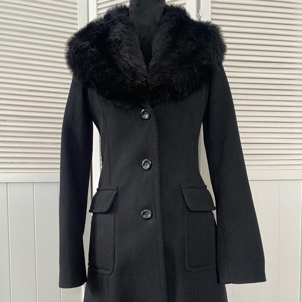Elegant and Classic wool coat with the attachable faux fur collar size S